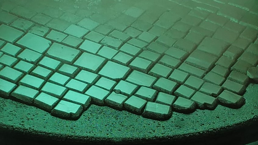 915 MHz microwave plasma covering a large area for diamond seed production