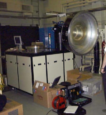 Side opening 915 MHz CVD diamond reactor chamber for cleaning and service access